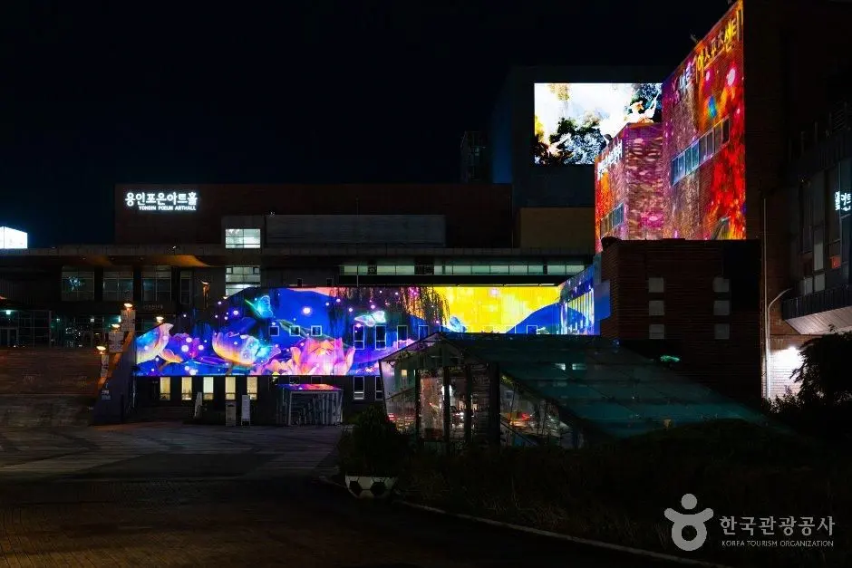 夜の龍仁ポウンアートホール