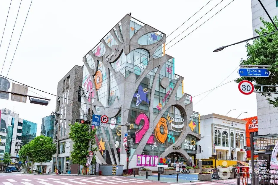 KT&Gサンサンマダン弘大の建物